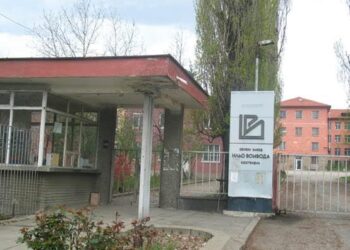 Бивши работници тъгуват по старите заводи