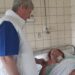 Доброволци возят и носят трудноподвижни пациенти във Варна