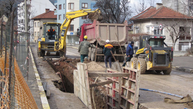 Спешни пътни ремонти след строителни гафове във Враца