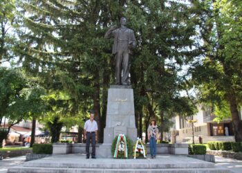 Банско почита Вапцаров с цветя, рецитал и изложба