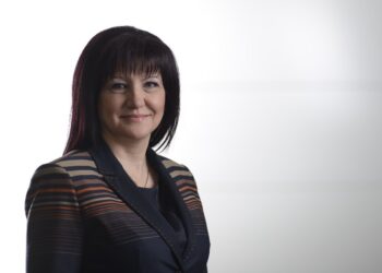 Цвета Караянчева стана шеф на парламента