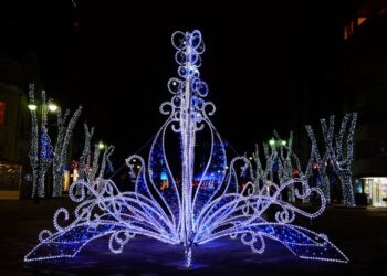 Варна грейва с 50 км светещи гирлянди