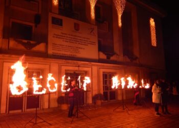 Неосветявани досега квартали в Троян грейват в коледни светлини