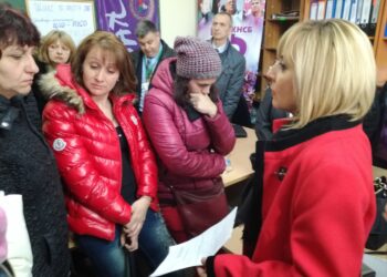 Манолова дава юридически съвети на дупнишките шивачки