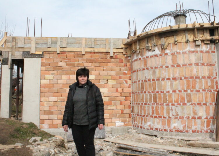 Село събира от дарители 65 000 лв. 1 Стойчева кмет Българчево пред строежа 1