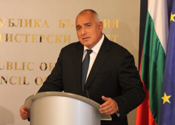 50% вярват на Радев, само 30% – на Борисов