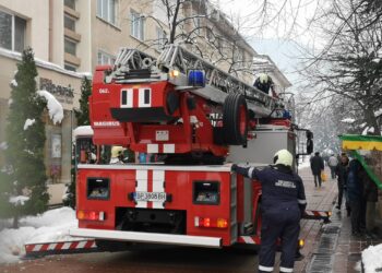 Пожарна бригада щурмува ледени висулки във Враца