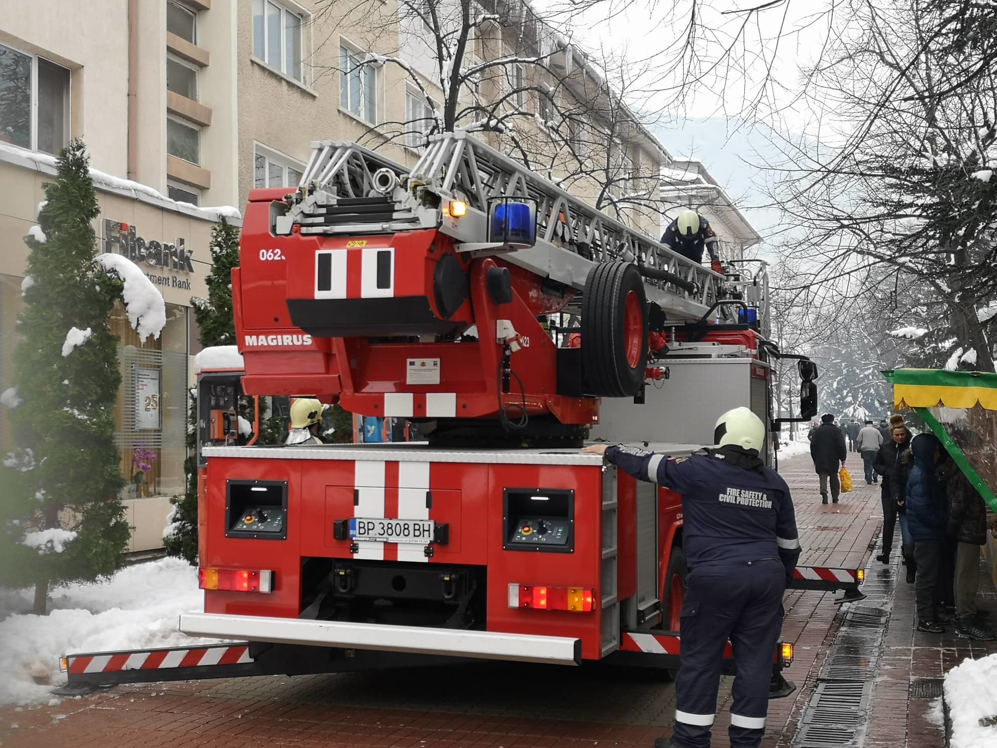 Пожарна бригада щурмува ледени висулки във Враца 8 Пожарна бригада щурмува ледени висулки във Враца