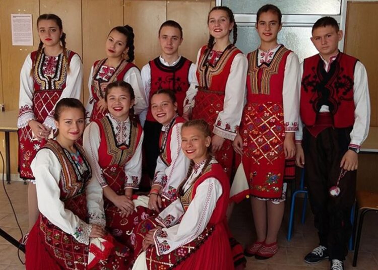 Гимназия празнува рожден ден с концерт и отличия 1 гимназия празник 2