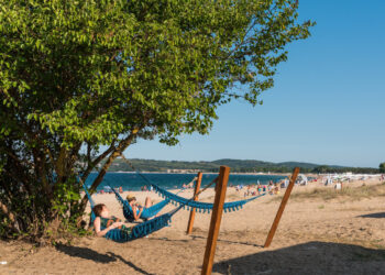 Безплатни шезлонги и чадъри за гости в къщички по морето
