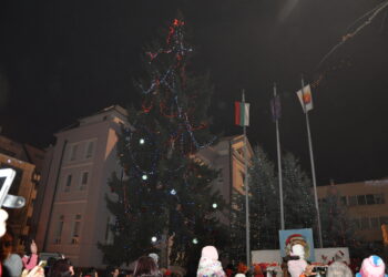 С театър за малките запалиха елхата в Разлог