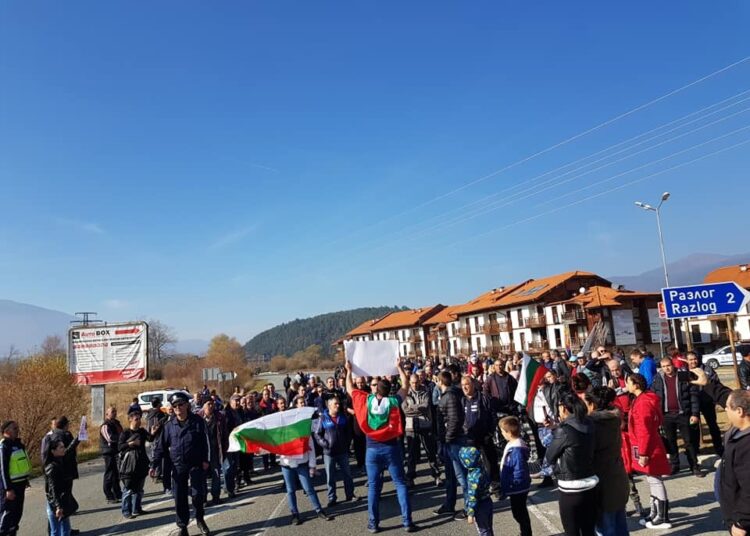 Протестиращи срещу скъпата вода искат общинско ВиК в Разлог 1 протест вода 1 1