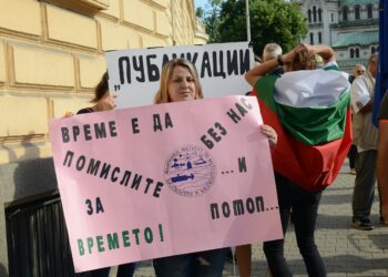 Синоптиците протестираха пред БАН