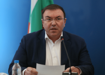 Ангелов нападна Кацаров: Опита се силово да налага ваксинацията. Груба грешка!
