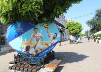 Цветна изложба с волейболни звезди в центъра на Русе (снимки)