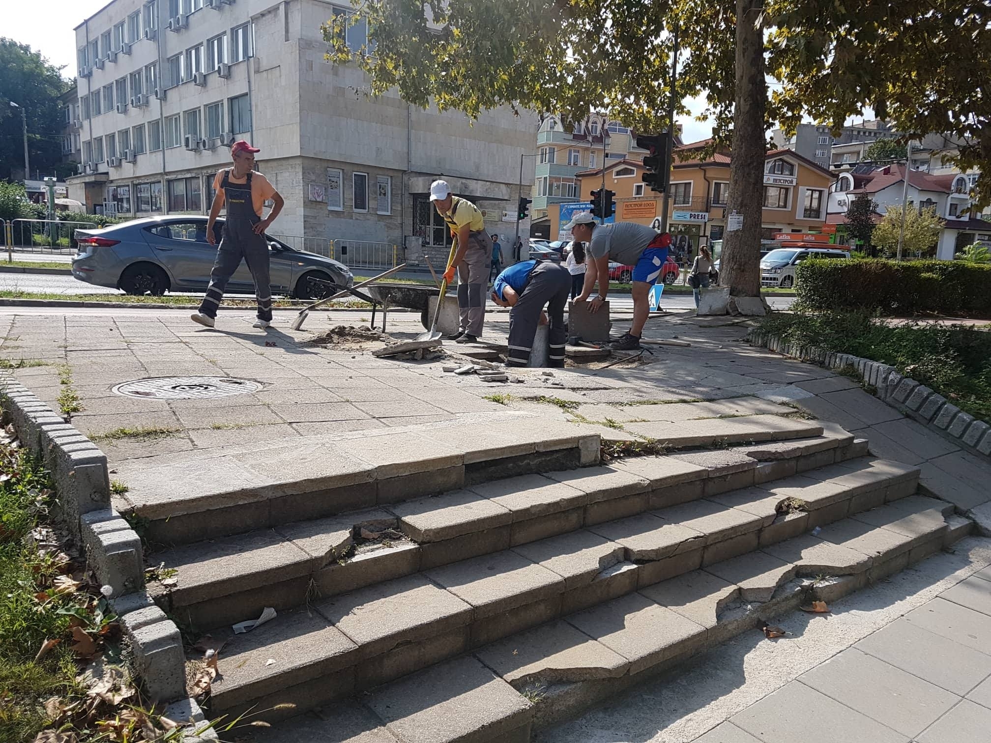 Ремонтират стъпалата на оживена улица в Разград
