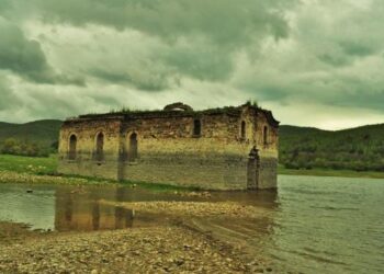 Рок край потопената църква в язовир Жребчево