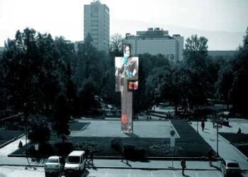 12-метров човек сменя Бронзовата къща