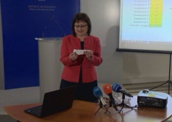 Явяват се и 8 карантинирани ученици