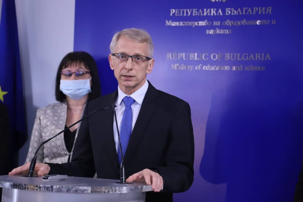 Проф. Николай Денков