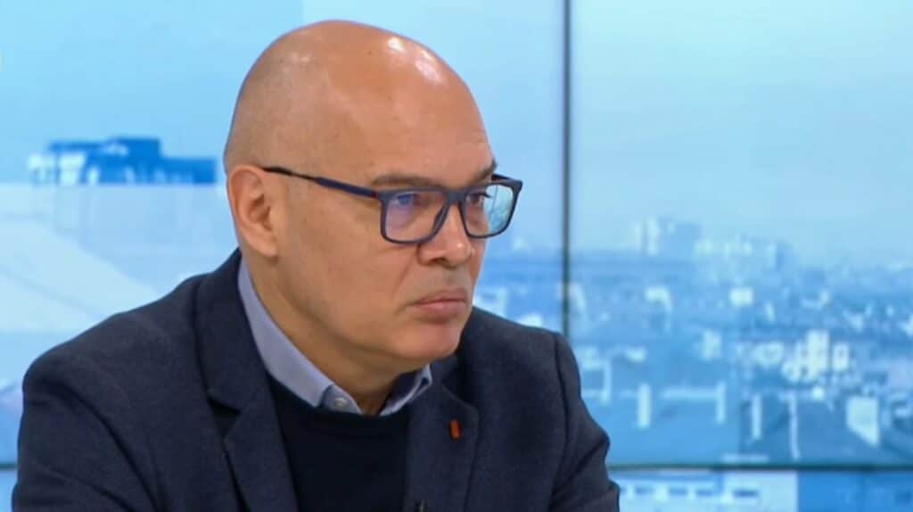 Тихомир Безлов: Ще облекчим системата, ако тежките ковид случаи се изнасят към съседни страни 1 Тихомир Безлов