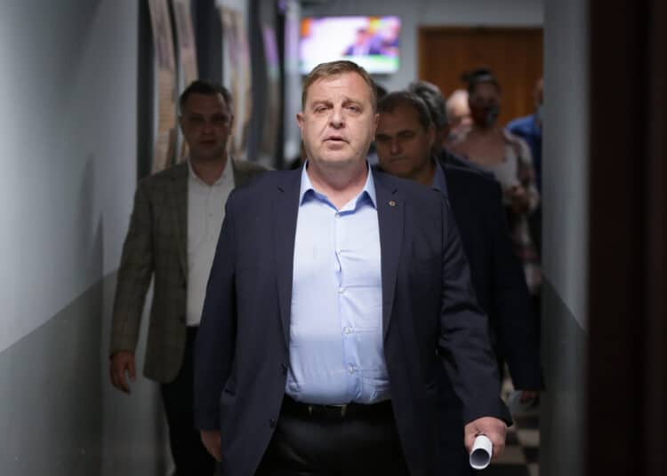 Каракачанов подаде оставка, трима начело на ВМРО 1 ВМРО, ВОЛЯ и НФСБ отиват заедно на изборите