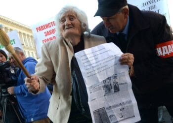 Добавките към пенсиите са подаяния, не вдигат трайно доходите