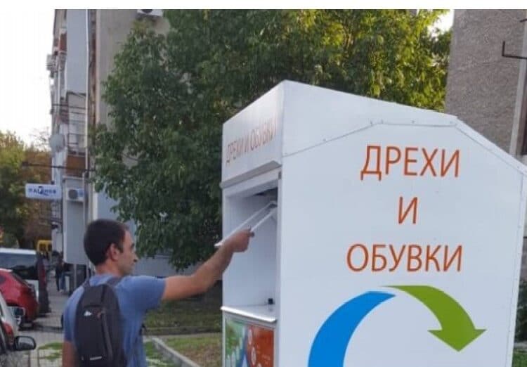 Старият текстил и обувки - скритият проблем на общините 1 В България имаме около 200 контейнера специално за дрехи.