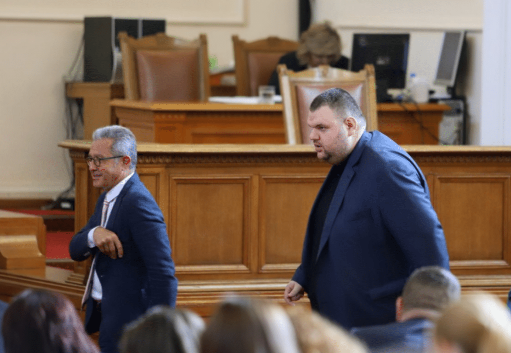 Йордан Цонев: Без факти не може да се говори за кредити на Пеевски от ББР 1 Цонев (вляво) е категоричен, че Пеевски няма кредити от ББР.