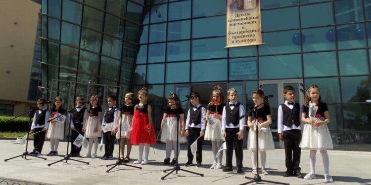 Празнично шествие на учители и ученици за 24 май