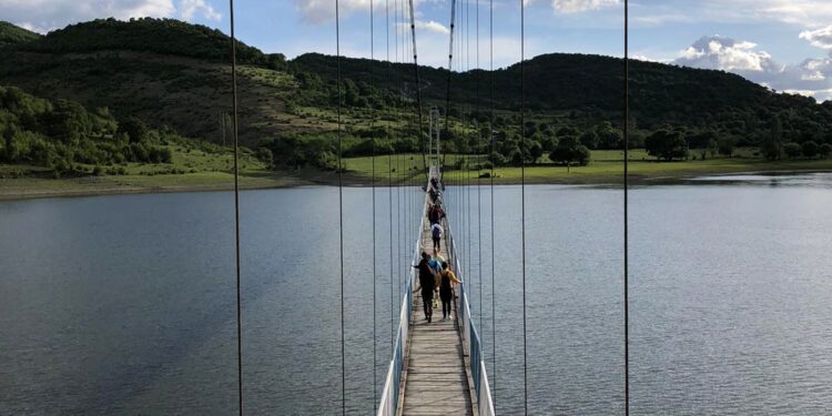 По-плахите трябва да се заредят с кураж, за да преминат през леко клатушкащите се дървени дъски.