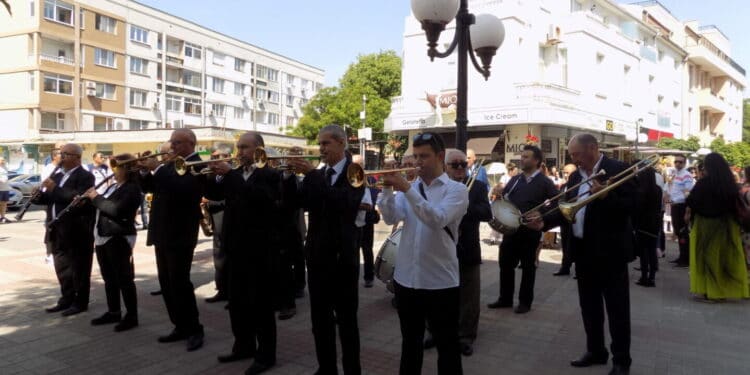 Празнично шествие на учители и ученици за 24 май