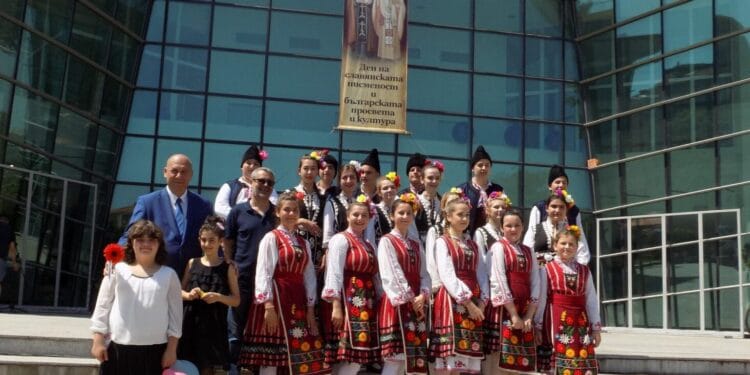 Празнично шествие на учители и ученици за 24 май