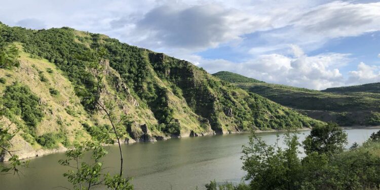 Високи, обширни, наситенозелени хълмове завършват картината.