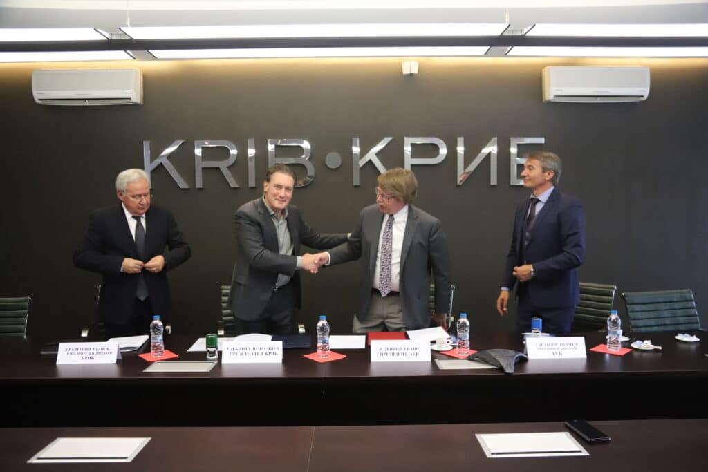 Председателят на Конфедерацията на работодателите и индустриалците в България Кирил Домусчиев и президентът на Американския университет в България д-р Дейвид Еванс подписаха Споразумение за сътрудничество между КРИБ и АУБ.
