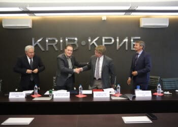 Председателят на Конфедерацията на работодателите и индустриалците в България Кирил Домусчиев и президентът на Американския университет в България д-р Дейвид Еванс подписаха Споразумение за сътрудничество между КРИБ и АУБ.
