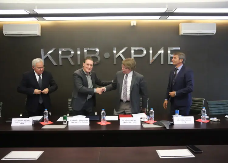 КРИБ и АУБ подписаха споразумение за сътрудничество 1 Председателят на Конфедерацията на работодателите и индустриалците в България Кирил Домусчиев и президентът на Американския университет в България д-р Дейвид Еванс подписаха Споразумение за сътрудничество между КРИБ и АУБ.