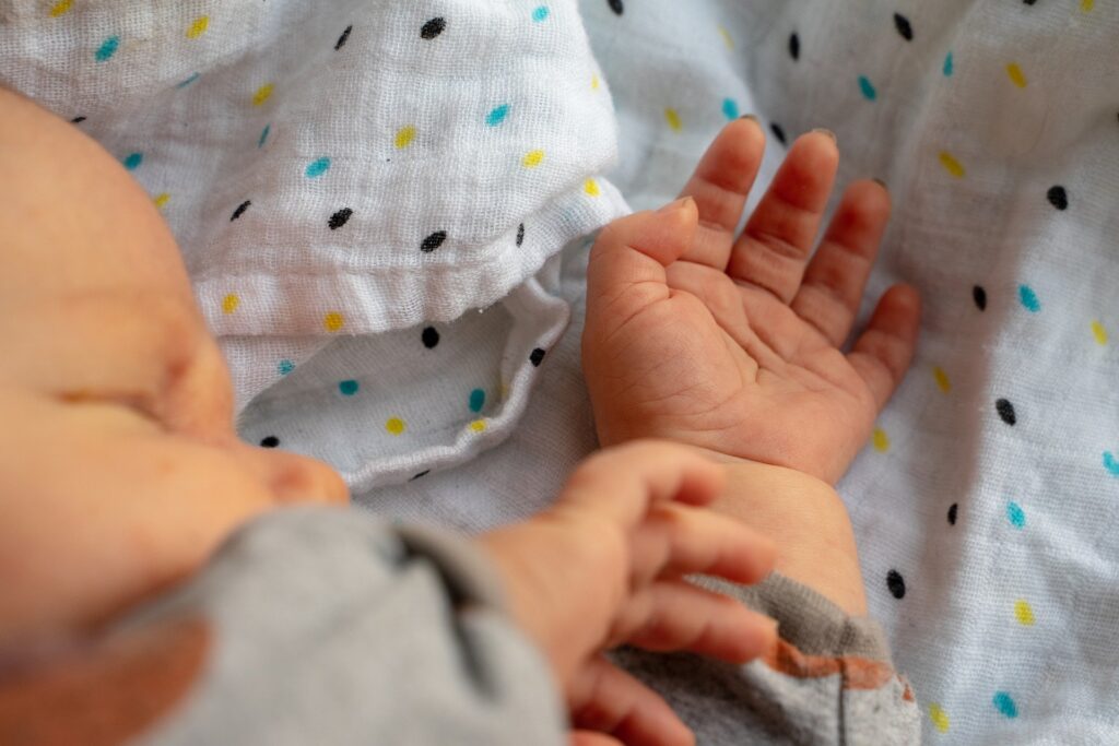 babys hand 4107327 1920