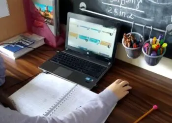 Някои ученици отново ще учат онлайн от понеделник