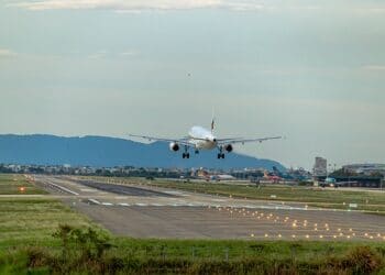 Самолет със 137 пътници кацна аварийно на летището в София