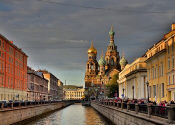 На 27 май през 1703 г. цар Петър I основава Санкт Петербург, столица на Руската империя повече от 2 века.