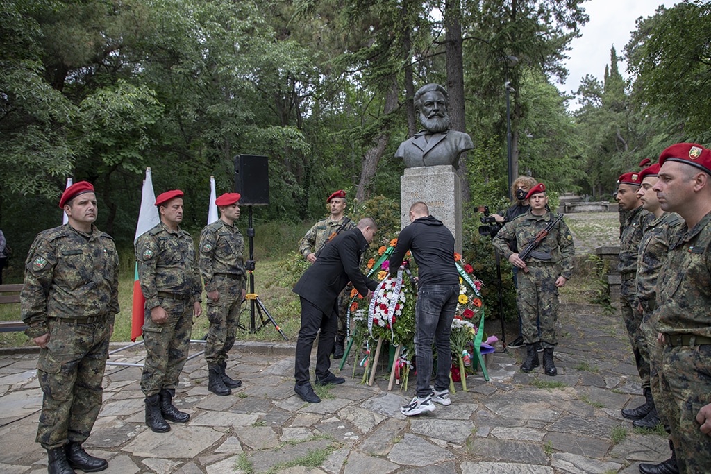 Стотици старозагорци се поклониха пред Христо Ботев и загиналите за свободата 1 Снимка: Община Стара Загора