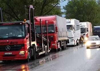 Колона от над 20 километра се образува на "Дунав мост". От няколко дни трафикът на границата с Румъния е изключително затруднен.