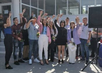 абитуриентите от СУ "Летец Христо Топракчиев" отбелязаха 24 май.
