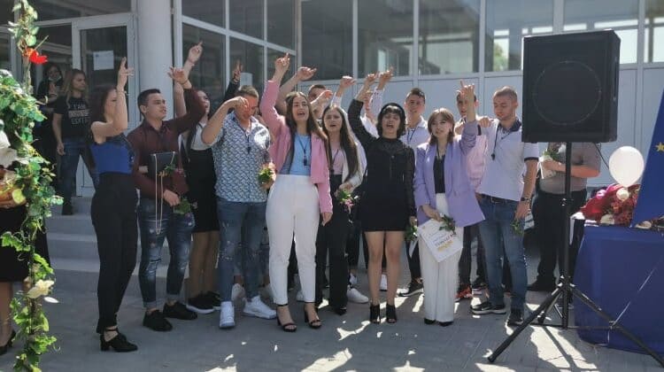 абитуриентите от СУ "Летец Христо Топракчиев" отбелязаха 24 май.