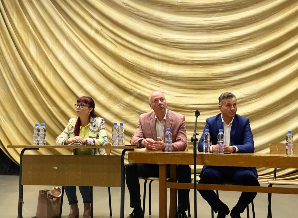 Андон Тодоров (вдясно) е подкрепен от ГЕРБ.