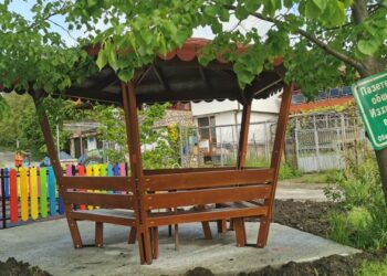 Новата детска площадка в село Делян.