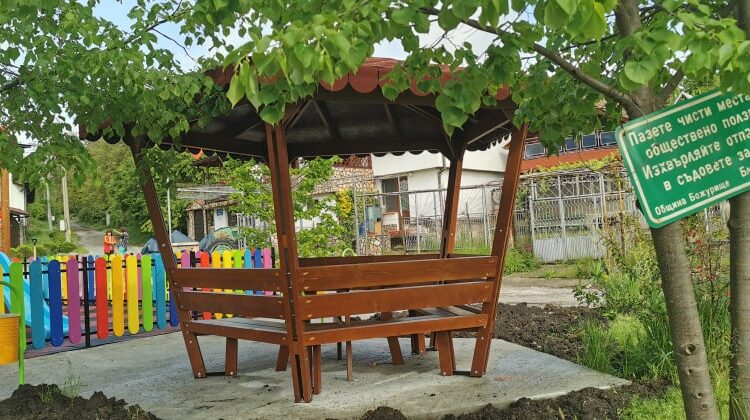 В Божурище започна изграждането на детски площадки 1 Новата детска площадка в село Делян.