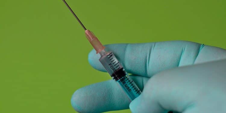 Ваксините, с които България провежда имунизационната си кампания срещу COVID-19, са преминали успешно и трите фази на клиничните изпитвания.