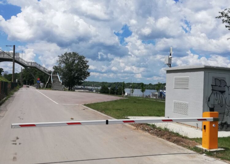 С нея се забранява навлизането на автомобилите до пешеходните зони и велоалеите,